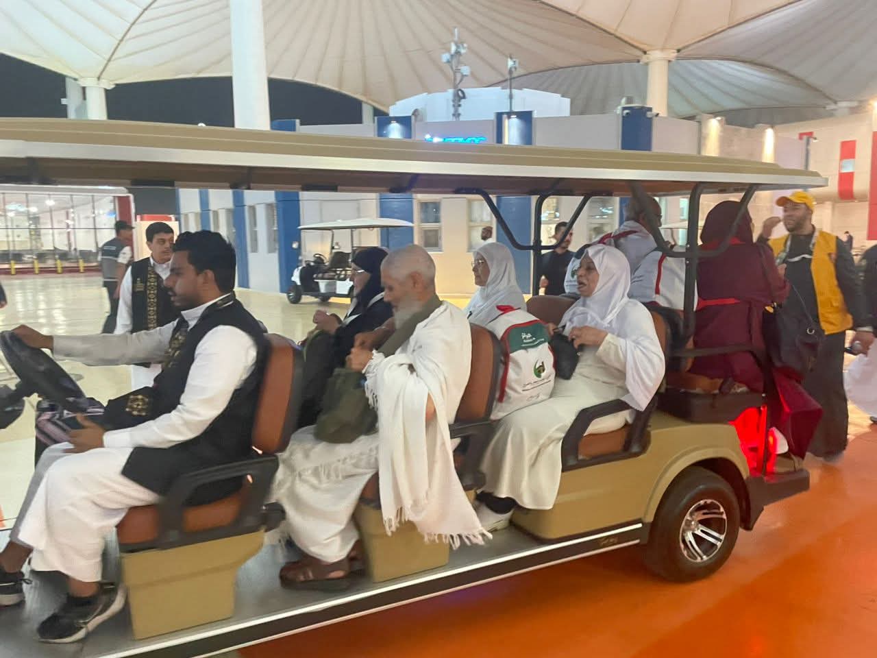 الحجاج إلى مطار الملك عبد العزيز الدولي بجدة
